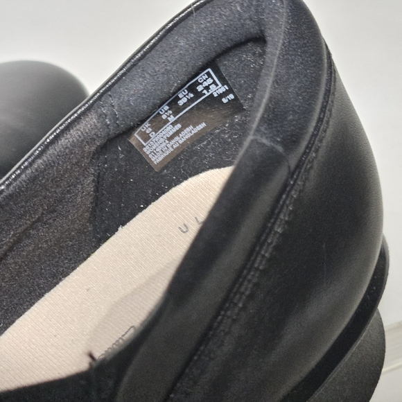 Women's Black Leather Slip-On Shoes. Size 8.5 - Picture 6 of 9